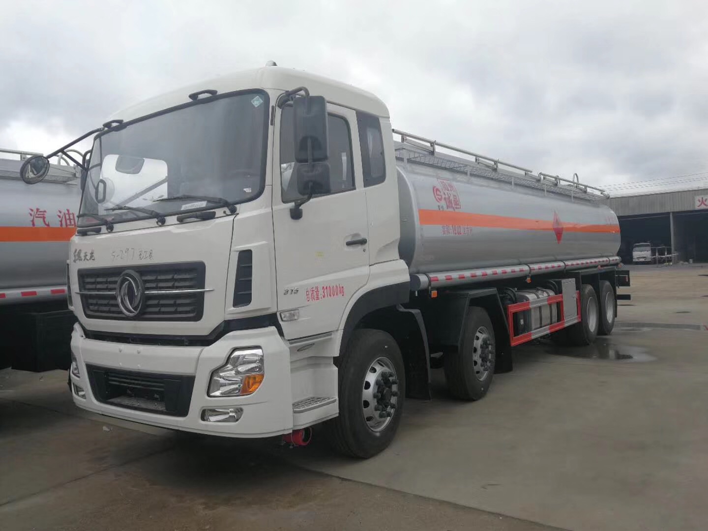 東風(fēng)天龍前四后八油罐車圖片 東風(fēng)天龍前四后八油罐車圖片