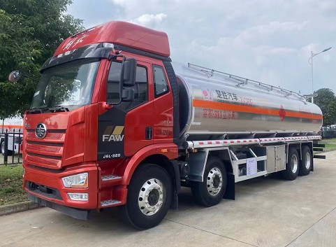 國(guó)六解放前四后八31.1方鋁合金油罐車(chē)圖片 國(guó)六解放前四后八31.1方鋁合金油罐車(chē)圖片