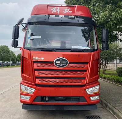 國(guó)六解放前四后八31.1方鋁合金油罐車(chē)圖片 國(guó)六解放前四后八31.1方鋁合金油罐車(chē)圖片