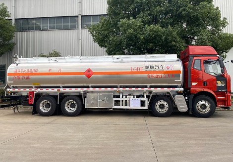 國(guó)六解放前四后八31.1方鋁合金油罐車(chē)圖片 國(guó)六解放前四后八31.1方鋁合金油罐車(chē)圖片