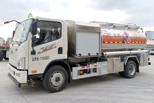 一汽青島解放J6F-6噸飛機(jī)加油車圖片 一汽青島解放J6F-6噸飛機(jī)加油車圖片