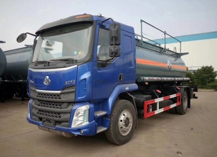 東風柳汽單橋DLQ5180GFWLZ5型腐蝕性物品罐式運輸車 東風柳汽單橋DLQ5180GFWLZ5型腐蝕性物品罐式運輸車