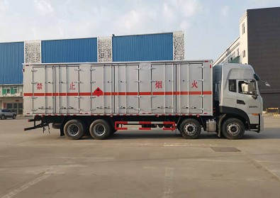 拉電石的易燃固體廂式運輸車 拉電石的易燃固體廂式運輸車